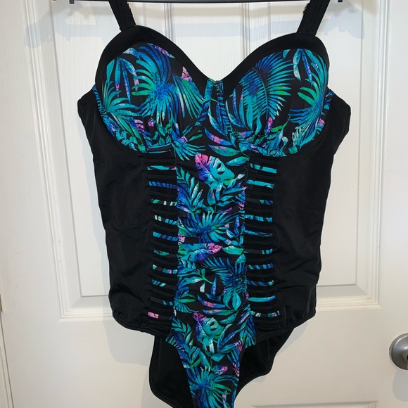 Plus size one piece swimsuit - Picture 1 of 9